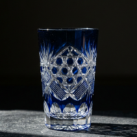 透過する光と刻まれる軌跡:江戸切子が提示する、伝統の脱構築と新たなパラダイム