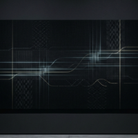 西陣織の伝統的なテキスタイルとデジタルの光る糸が混ざり合うミニマルな抽象アート