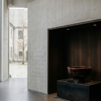 欧州のラグジュアリー空間と日本の工芸品が静かに調和する風景