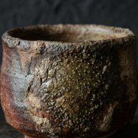 ギャラリーでスポットライトを浴びる備前焼の器