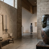 静謐な空間に展示された工芸と現代アートの境界線を象徴するミニマルな抽象空間