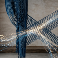 微細な糸の交差とデジタルデータの粒子が静かに溶け合う抽象的な概念図