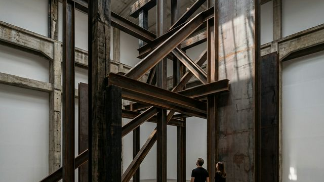 2. 空間を支配する巨大オブジェ：「Encounters」の論理