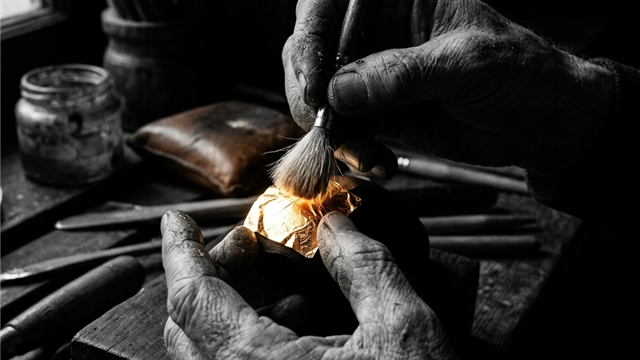 不変の輝きに宿る精神性：マテリアルとしての「金」の再定義