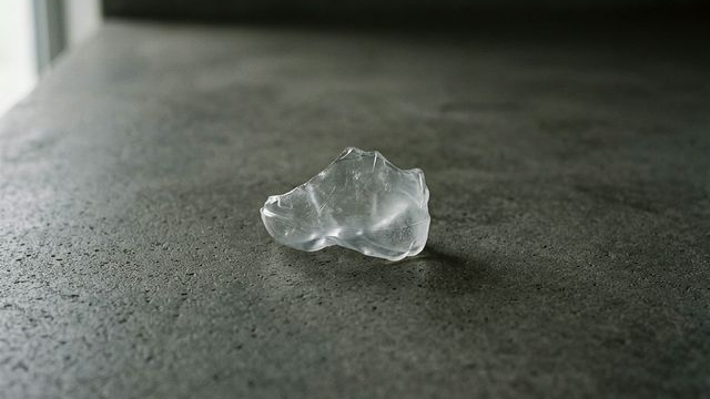 日常の裏側に潜む異常性、「彫刻酔い」という知覚の変容