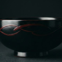 引き算の美学がもたらす静謐：1919年創業の老舗が描く現代の干支工芸