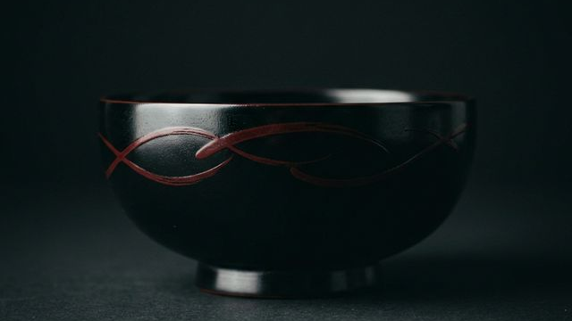 引き算の美学がもたらす静謐：1919年創業の老舗が描く現代の干支工芸