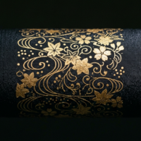 境界を溶かす金彩のアルケミー ―― 京友禅が提示する、共創という名の新たな伝統