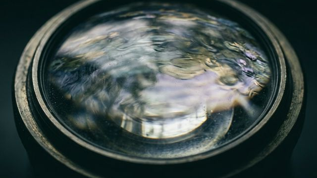 眼という純粋な機構:視覚のハッキングと時間の物質化