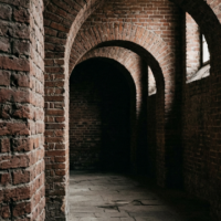 記憶の檻を解き放つ美学:旧奈良監獄が語る、建築と現代アートの静寂なる対話