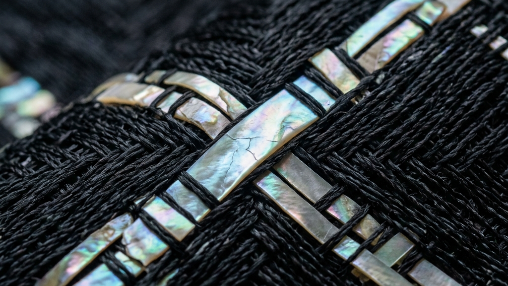 螺鈿層を和紙へ定着させ西陣織のアロハシャツへ組み込む引箔技術