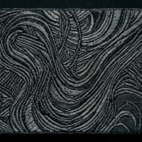 西陣織の静謐なる変容。布の記憶と現代アートが交差する「ROKUMONJIYA FES」の深淵