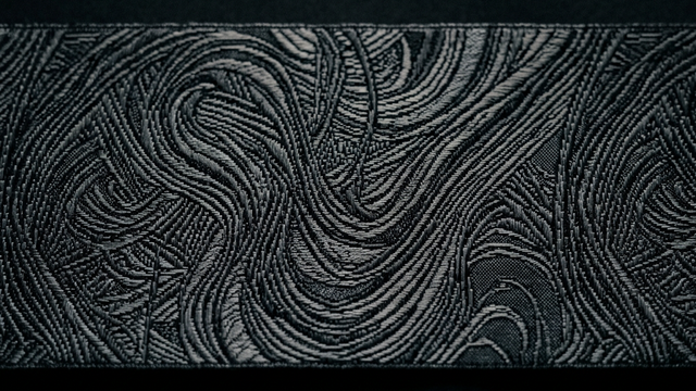 西陣織の静謐なる変容。布の記憶と現代アートが交差する「ROKUMONJIYA FES」の深淵