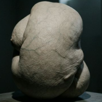 虚像に宿る身体の重み。ロン・ミュエクの彫刻がひらく、新たな現前の地平