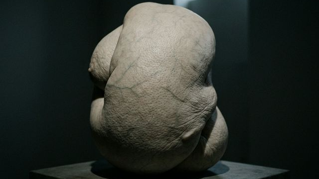 虚像に宿る身体の重み。ロン・ミュエクの彫刻がひらく、新たな現前の地平