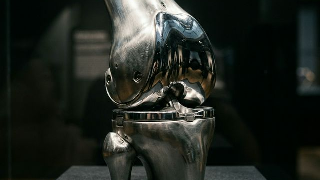 表面の哲学：超現実が暴き出す人間の欲望