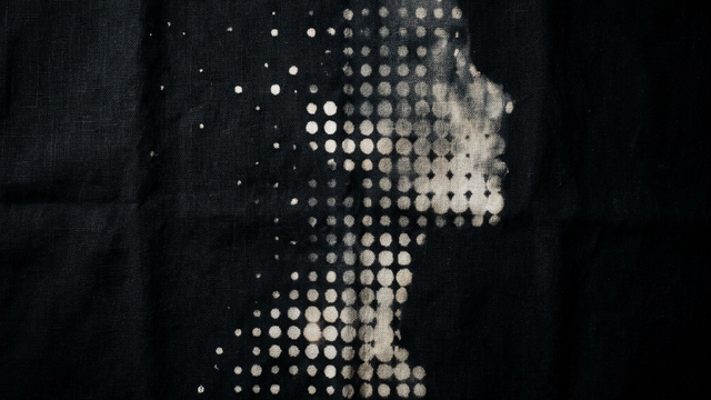 剥落する神話と、紡ぎ直される個の歴史