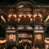 無数の提灯が照らす復興を遂げた阿蘇神社の楼門