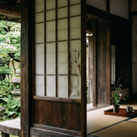 静寂に包まれる築300年の伝統的木造家屋と差し込む自然光