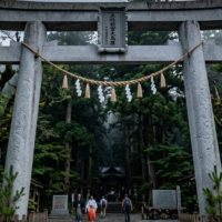 中能登町・鎌宮諏訪神社の再建された御影石の鳥居と鎌打ち神事の祈り