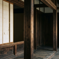 静寂に包まれた歴史的建造物の意匠と差し込む光の陰影