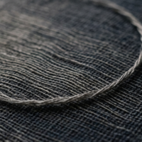 赤穂緞通における一本の綿糸と鏡花水月をイメージした静謐な水面空間の抽象的表現