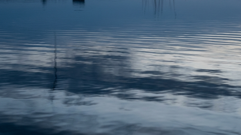 水面に映る月を表現した静寂でモダンなミニマリズム空間の抽象風景画像