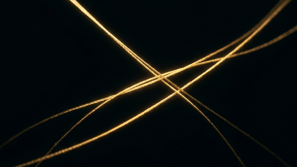 黄金の糸が抽象的な光を放ちながら静謐に交差するマクロショット