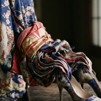 伝統的な着物と帯が静かに現代のシューズへと変化していく概念を示す芸術的なビジュアル