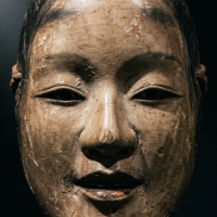 東京国立博物館の静謐な闇の中に浮かび上がる重要文化財の能面が本来の生命を吹き込まれて輝く瞬間