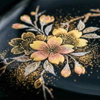 駿河蒔絵が放つ極彩色の漆器と金粉が舞う静謐な空間